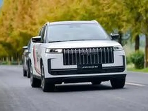 Ô tô điện, hybrid dồn dập ra mắt khách Việt