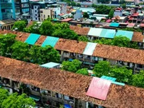Khu tập thể cũ xuống cấp, người dân nép sát tường vẫn sợ vữa rơi