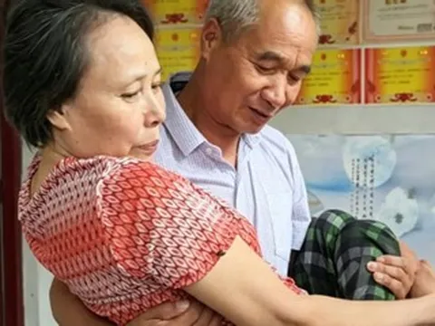 Chồng chăm vợ bị liệt suốt 25 năm, hàng xóm ngưỡng mộ