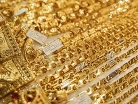 Giá vàng trong nước gần san bằng khoảng cách với giá vàng thế giới