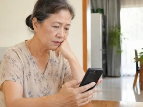 Cả đời hy sinh cho con, tuổi già vẫn đi làm thuê: 1 tin nhắn của con dâu khiến tôi tỉnh mộng