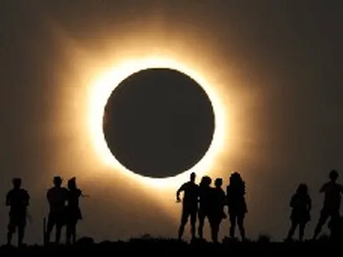 Bóng tối đột ngột bao phủ một phần châu Âu trong 2 phút, NASA cử máy bay lên độ cao 15km theo dõi