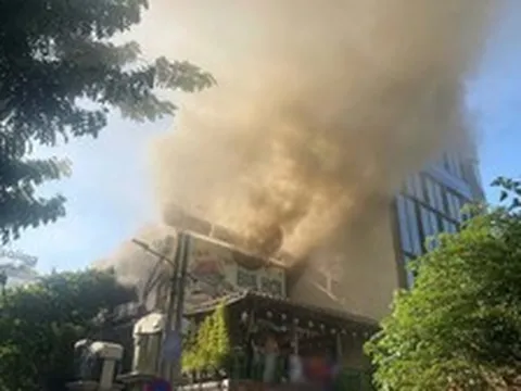 Quán ăn trên phố Hà Nội bốc cháy ngùn ngụt giữa trời nắng nóng