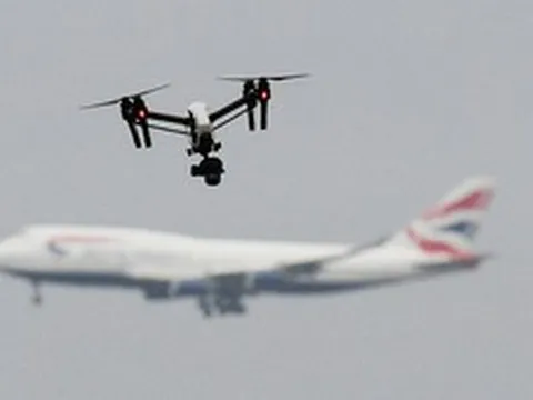 Drone từng là món đồ chơi vài triệu đồng, giờ có thể khiến máy bay chở khách phải đổi hướng
