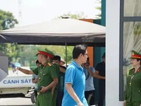 Thí sinh chuyên Tuyên Quang kết thúc thi Văn tốt nghiệp, vỡ oà cảm xúc