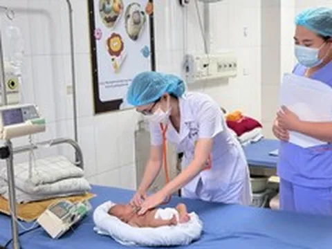 Bé sinh non nguy kịch vì uống nhầm sữa tươi