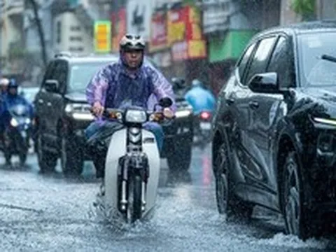 Vùng mây dông từ phía Bắc di chuyển xuống gây mưa lớn Hà Nội và đồng bằng, miền Bắc hết nắng nóng