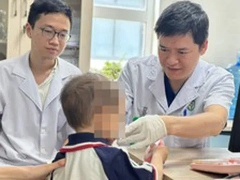 Bé trai 2 tuổi bị chó nhà cắn, vết thương sát động mạch cảnh đe dọa tính mạng