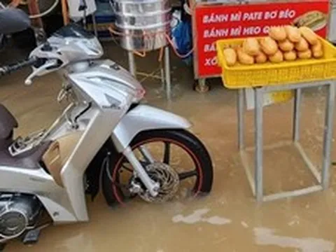'Chợ nổi' Bình Thủy nước ngập nửa bánh xe dù triều cường chỉ báo động 1