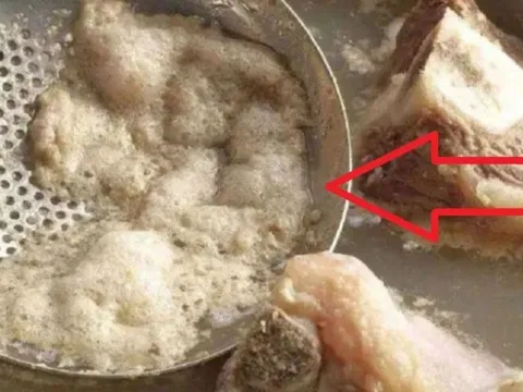 Lớp bọt nổi lên khi hầm xương là dưỡng chất hay tạp chất, có nên vớt bỏ?