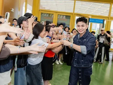 Ca sĩ Jun Phạm và fan làm điều đặc biệt khiến nhiều người xúc động