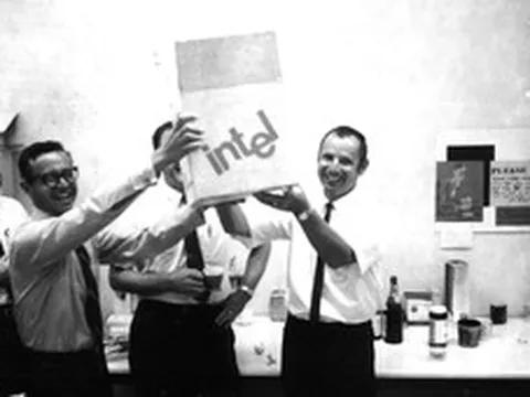 Năm 1985, hai lãnh đạo Intel tự hỏi nếu bị sa thải thì người thay họ sẽ làm gì