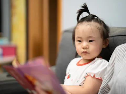 Điều gì xảy ra khi cha mẹ đọc sách cho con nghe?