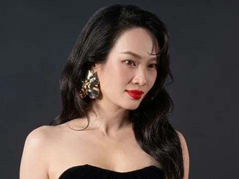 Á hậu Vũ Thúy Quỳnh váy nhung đen trễ vai xuất hiện giữa ồn ào