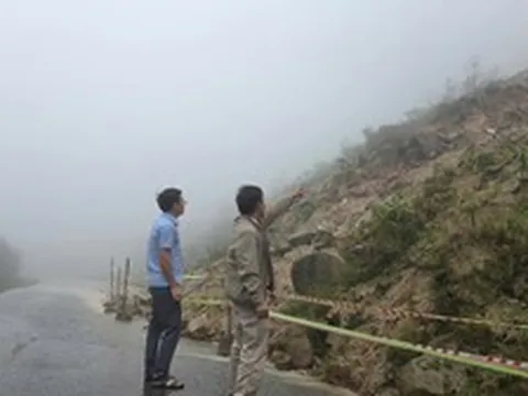 Đất đá tràn xuống tuyến tránh đèo Văn Rơi ở Quảng Ngãi, giao thông chia cắt