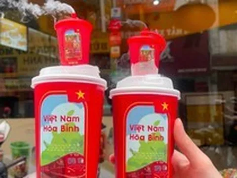 Hãng trà sữa Hà Nội ra mẫu ly mới biết “phun khói”, mô phỏng đoàn tàu di sản đi khắp Việt Nam