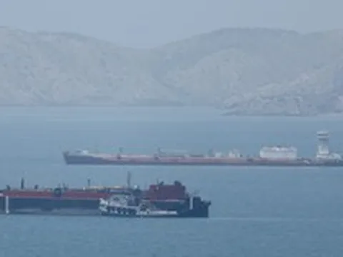 Dầu múc lên không kịp bán, tàu phải chờ 30 ngày mới đến lượt nhận hàng - Venezuela vẫn chưa vui nổi