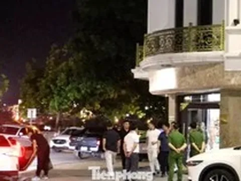 Công an rời nhà Hải Sapa TV lúc nửa đêm, người dân hiếu kỳ vẫn ùn ùn kéo đến