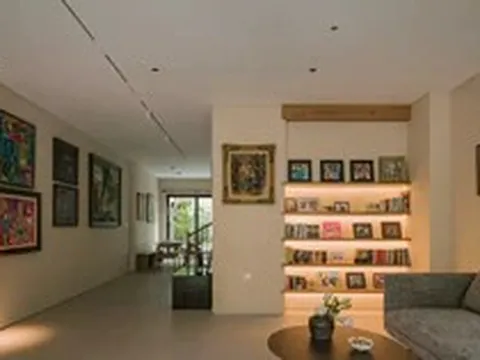 Cải tạo nhà liền kề hơn 20 năm tuổi dành không gian cho hội họa