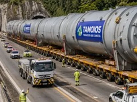 Phát hiện một thiết bị 845 tấn được vận chuyển bằng đoàn xe hộ tống, nhiều tuyến đường phải đóng cửa, thực hiện một nhiệm vụ quan trọng