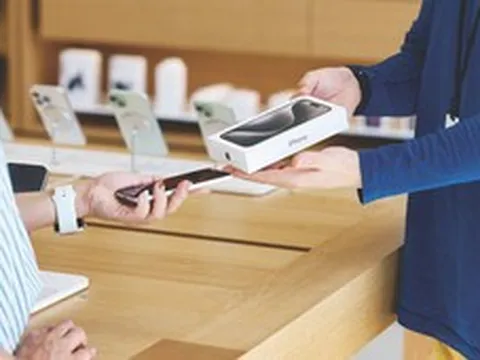 Thị trường smartphone mỗi ngày lại tăng giá, người dùng đổ xô tìm phương án "thu cũ đổi mới"