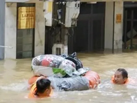 Nhà ngập đến mái, người dân Lạng Sơn bơi trên lũ để di tản