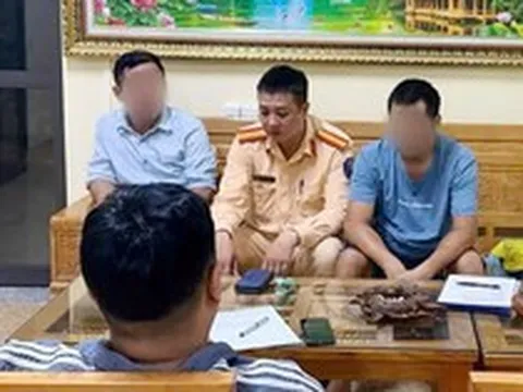 Kiểm tra xe taxi và phát hiện hành khách có biểu hiện bất thường, Công an ngay lập tức tiếp cận và thành công ngăn chặn một vụ lừa đảo
