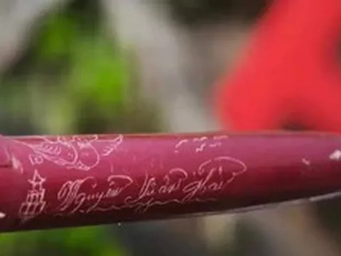 Chiếc bút theo chồng ra trận, 61 năm sau thành manh mối đặc biệt