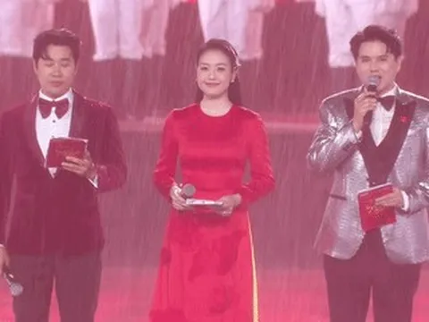 3 MC dầm mưa dẫn concert 'Tổ quốc trong tim' gây sốt là ai?
