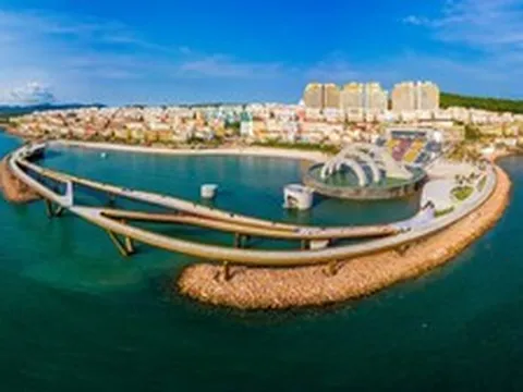 Việt Nam có một “thị trấn” ngỡ như châu Âu, có cây cầu hai đầu tách rời nhau do kiến trúc sư hàng đầu thế giới thiết kế, tối nào cũng bắn pháo hoa