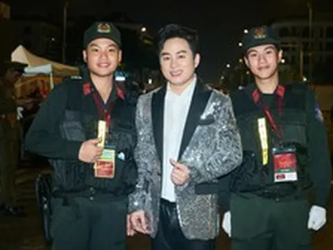 Tùng Dương hát trước trận Việt Nam - Thái Lan tại sân vận động Mỹ Đình