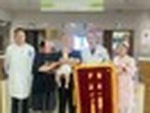 Bé 6 tháng tuổi nứt sọ, tụ máu não nguy kịch sau cú ngã từ trên giường