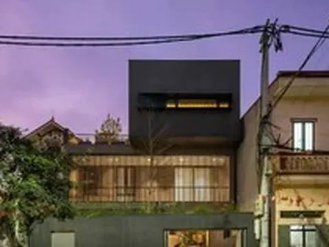 Ngôi nhà mặt phố với hình khối mang dáng vẻ của kiến trúc nhiệt đới