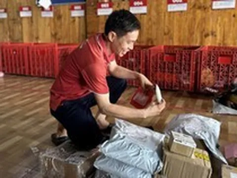 Đơn hàng online - Từ một cú chạm trên điện thoại đến những cung đường ngoài đời thực