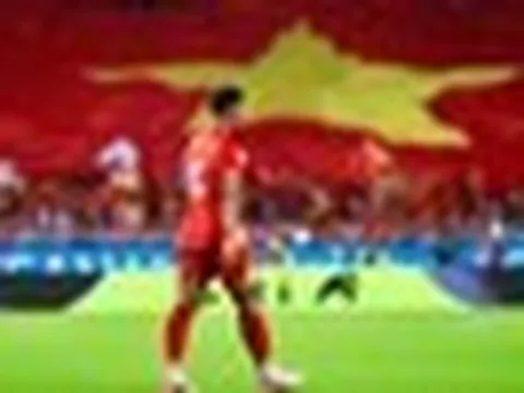 Tiền đạo Nguyễn Xuân Son nhận thưởng nóng 100 triệu + một xế hộp trị giá 600 triệu