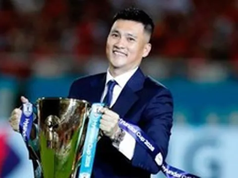 Công Vinh gây náo loạn