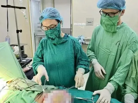 Bé gái 15 tuổi bụng to bất thường, mẹ đưa đi khám mới biết sự thật