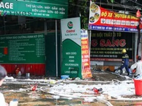 Cháy gara sửa ô tô trên đường Lê Quang Đạo (Hà Nội)