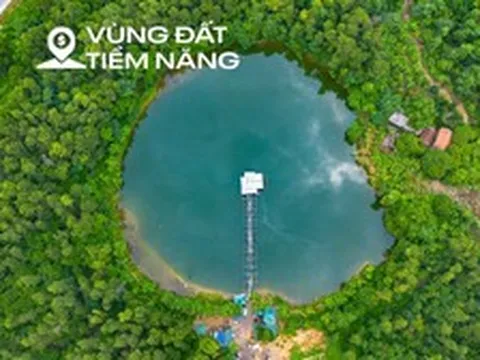 Ngắm nút giao vừa có hồ nước, rừng cây xanh và nhà dân trên đại lộ dài nhất Việt Nam