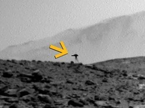 Vật thể ba chân kỳ lạ trên Sao Hỏa do xe Curiosity chụp được và sự thật đằng sau bức ảnh