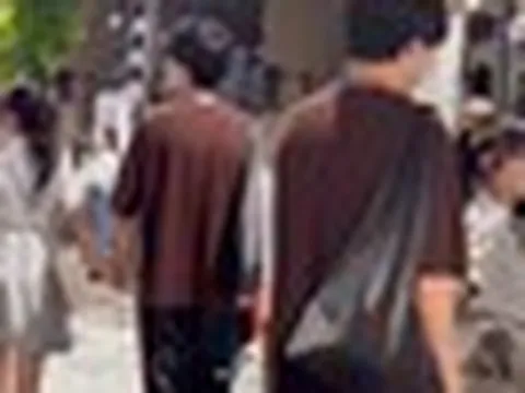 Tóm dính nàng thơ showbiz N. nắm tay hẹn hò cầu thủ lương 2 tỷ/năm giữa phố, bắt đàng trai xóa sạch số điện thoại của phụ nữ
