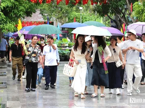 Xúc động dòng người đội mưa về thăm quê Bác dịp Quốc khánh 2/9