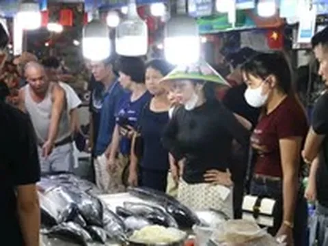 Du khách chen chân đi chợ mua hải sản Quảng Ninh