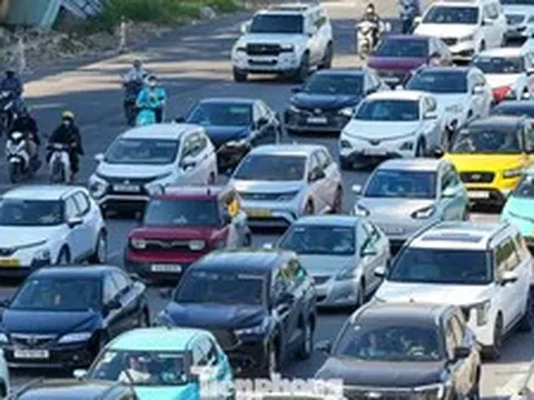 Dòng xe ken đặc nút giao Cổ Linh - cầu Vĩnh Tuy chiều cuối kỳ nghỉ lễ