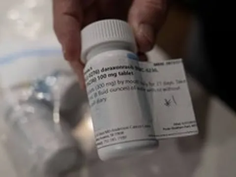 FDA vừa phê duyệt viên thuốc trị ung thư giá gần nửa triệu USD/năm, phía sau là cuộc chiến công nghệ kéo dài hàng thập kỷ