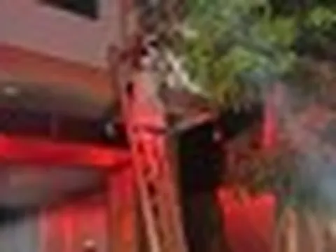 Hà Nội: Cảnh sát phá 'chuồng cọp', giải cứu 2 người mắc kẹt trong ngôi nhà 6 tầng bị cháy