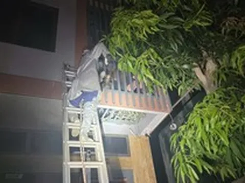 Hà Nội: Cảnh sát cắt “chuồng cọp”, giải cứu 2 người mắc kẹt trong đám cháy