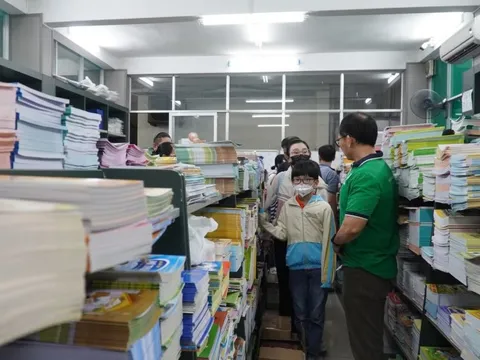 Cảnh báo chiêu trò đôn giá, mua đi bán lại sách giáo khoa tại TP.HCM