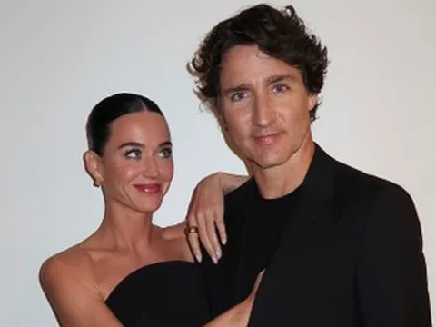 Nữ ca sĩ kém 13 tuổi tiết lộ điều đặc biệt về bạn trai cựu Thủ tướng Canada