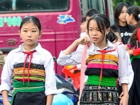 Lần đầu khai giảng ở trường nội trú, học trò vùng biên không còn lo vượt núi đến trường